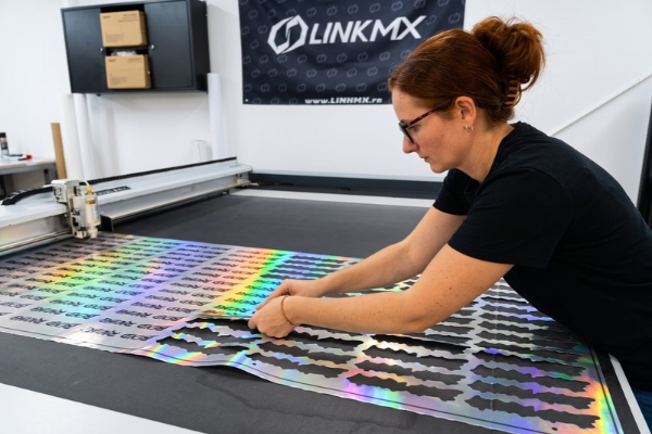 Jessica pendant la découpe d’une planche de stickers holographiques