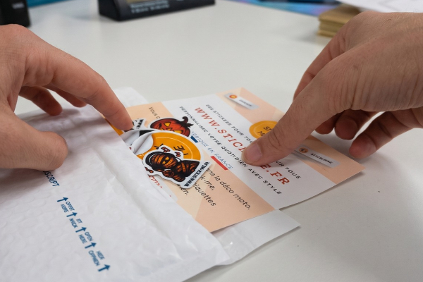 Colis de stickers préparé avec ses petits cadeaux